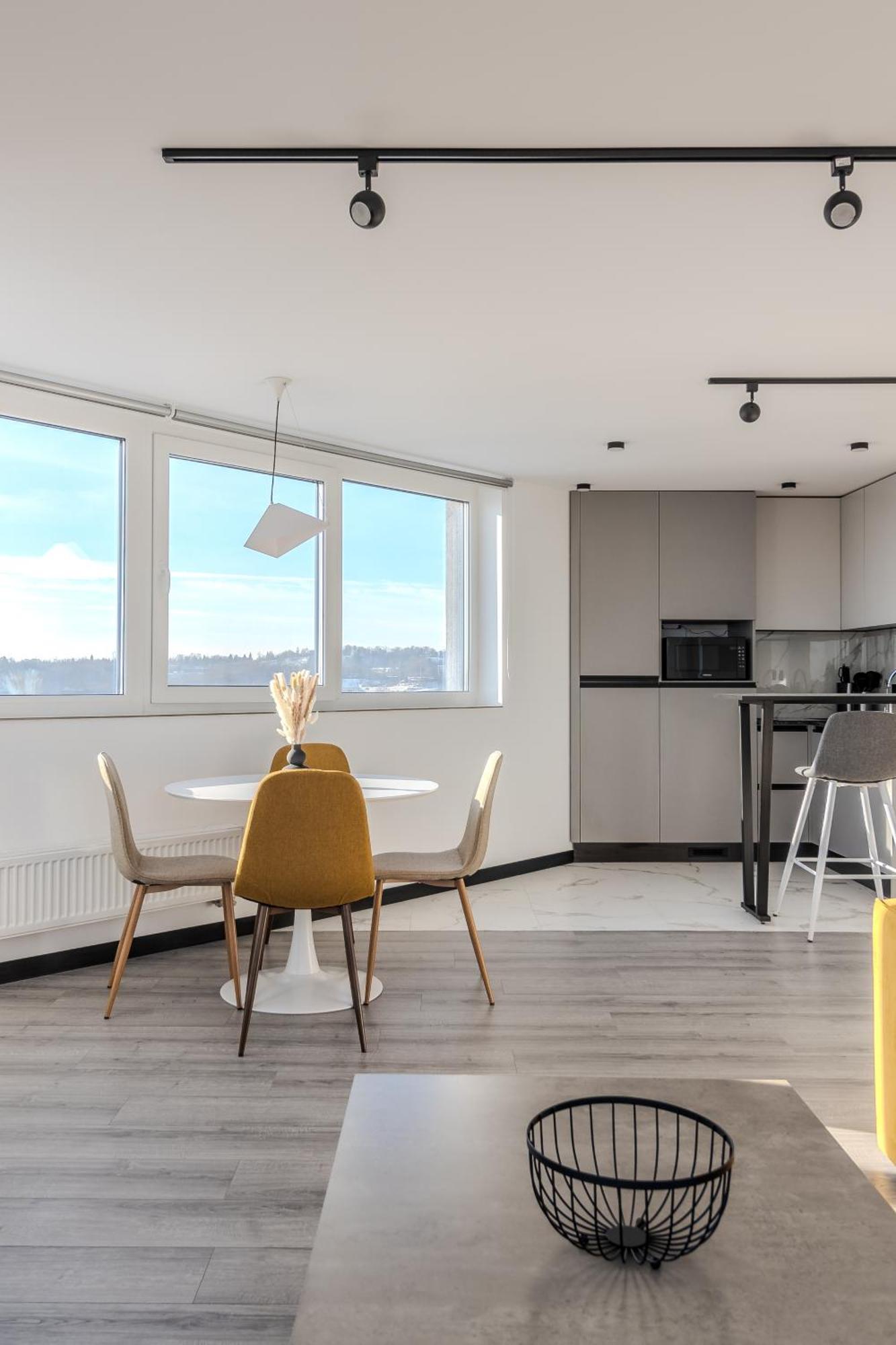 77 Views Apartments By Inshi Lviv Exterior photo
